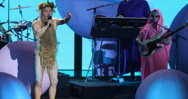 Philippe Katerine a interprété son single Nu, sorti en 2024, lors de la 41e édition des Victoires de la musique vendredi 13 février. ALAIN JOCARD / AFP