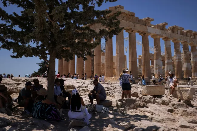 Près du Parthénon, au sommet de l'Acropole, à Athènes, le 27 juin 2025. STELIOS MISINAS/REUTERS