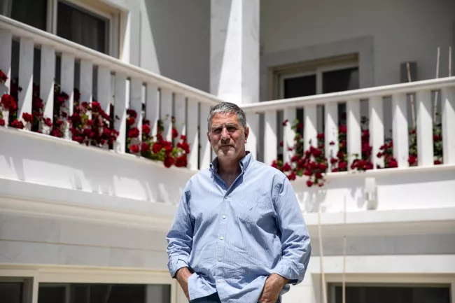 Absent lors du verdict, l'homme d'affaires israélien Tal Dilian, qui a commercialisé le logiciel Predator en Grèce, chez lui à Limassol (Chypre), le 22 avril 2020. YIANNIS KOURTOGLOU/REUTERS