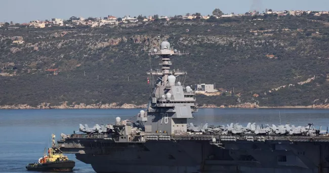 Déploiement militaire américain au Moyen-Orient : le porte-avions USS Gerald Ford quitte la Crète au début de pourparlers indirects sur l'Iran.