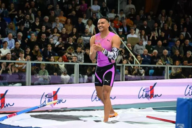 Emmanouil Karalis, ici à Liévin le 19 février, vient de devenir le deuxième perchiste à atteindre les 6,17 m en salle. (A. Mounic/L'Équipe)