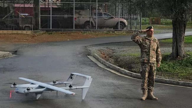 Un soldat dans un camp militaire du village de Mosfiloti, dans le district de Nicosie à Chypre, le lundi 12 janvier 2026. (AP Photo/Petros Karadjias) -  Tous droits réservés  AP Photo