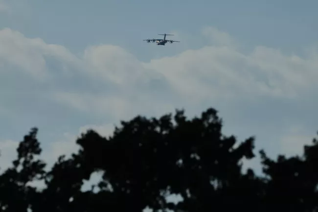 Un avion de transport militaire au décollage de la base britannique de Akrotiri, à Chypre, le 2 mars 2026. PETROS KARADJIAS/AP