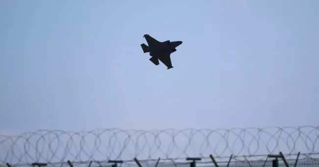 Un avion de chasse survole la base aérienne britannique d'Akrotiri, à Chypre, le 2 mars 2026.