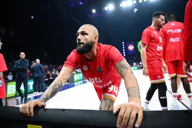 Evan Fournier expulsé après une altercation avec un spectateur lors d'un match entre l'Olympiakos et Panionios.