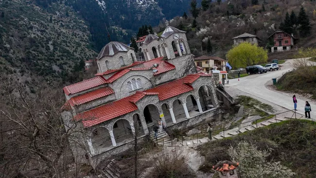 En Grèce, une église penche quatre fois plus que la tour de Pise: parfait pour tester l’effet velcro de sa foi!.