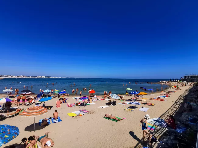 Le premier ministre grec, Kyriakos Mitsotakis, a annoncé l’interdiction à venir dans une vidéo publiée sur Tiktok, évoquant une mesure « difficile mais nécessaire ».