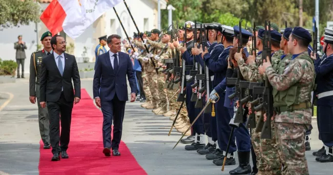 Le président chypriote, Nikos Christodoulides reçoit son homologue français Emmanuel Macron, en visite officielle à Nicosie, le 23 avril 2026. Yiannis Kourtoglou / REUTERS