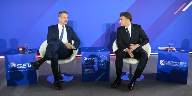 Le premier ministre grec, Kyriakos Mitsotakis, et le président français, Emmanuel Macron, à Athènes, le 25 avril 2026. ANGELOS TZORTZINIS/AFP