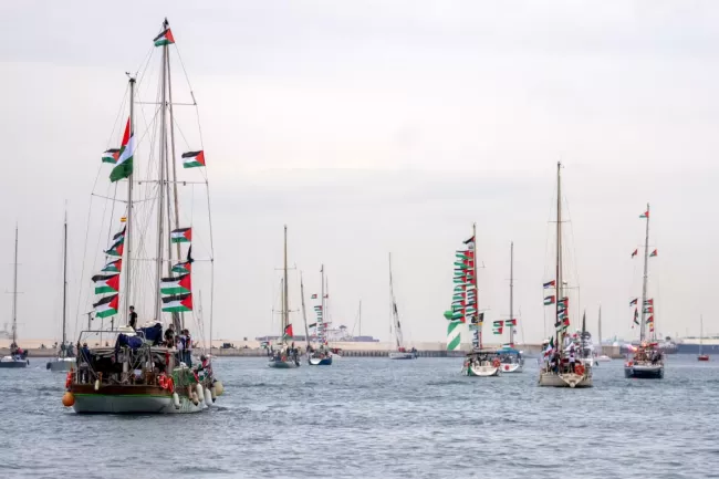 Gaza : les militants, dont 15 Français, de la flottille humanitaire interceptée par l’armée israélienne débarqués en Grèce.