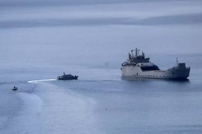 Des navires des garde-côtes grecs approchent un navire israélien transportant des activistes de la Global Sumud Flotilla, au large du port de Atherinolakkos, en Crète (Grèce), le 1ᵉʳ mai 2026. STEFANOS RAPANIS/REUTERS