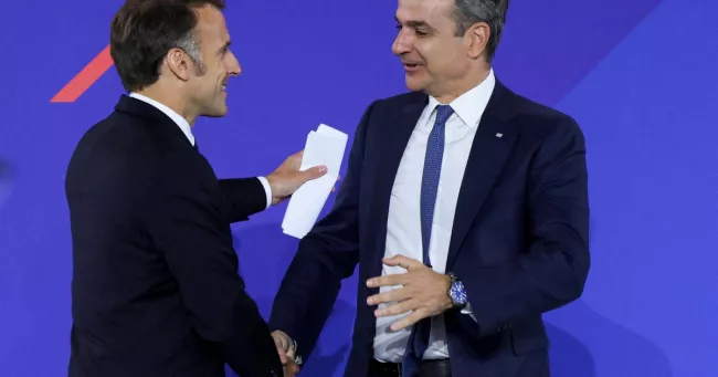 Le président français, Emmanuel Macron, serre la main du Premier ministre grec, Kyriakos Mitsotakis, à Athènes le 25 avril.