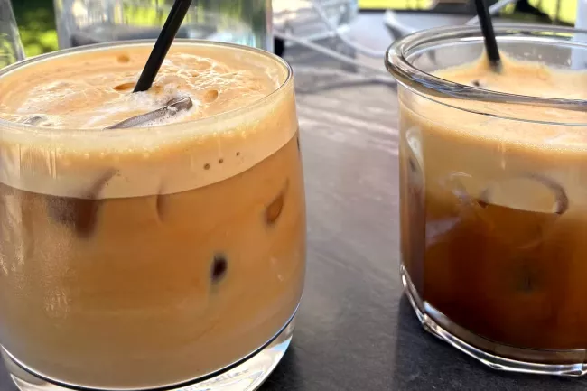 Un « freddo cappuccino » et un « freddo espresso », dans un café d’Athènes, le 29 avril 2026. MARINA RAFENBERG/« LE MONDE »