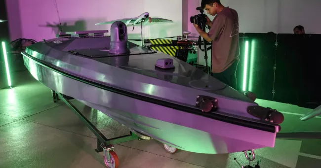 Un drone maritime sans pilote Magura V5 présenté par l'armée ukrainienne, à Kiev, le 11 juin 2024.