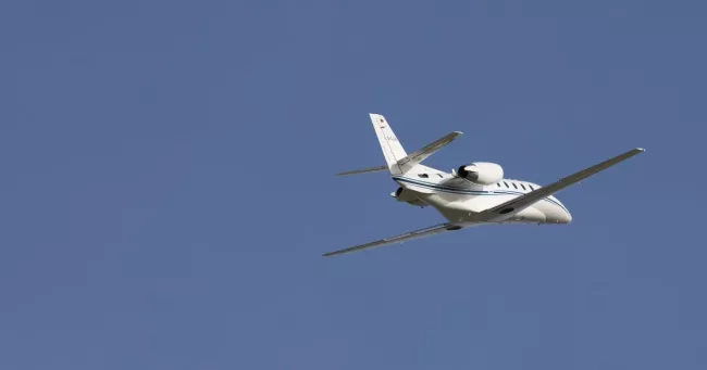 Un jet privé décollant de l'aéroport de Cannes-Mandelieu le 29 mars 2023.