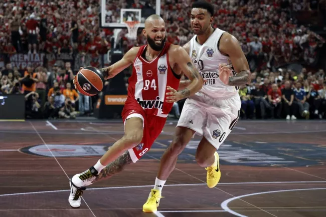 Avec un excellent Evan Fournier, Olympiakos remporte l'Euroligue face au Real Madrid en finale.