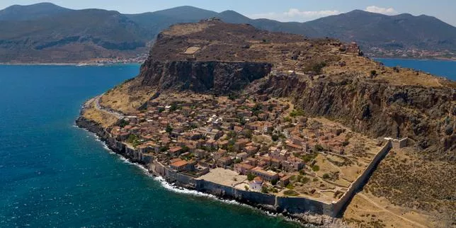 Dans le sud du Péloponnèse, Monemvasia, cité médiévale suspendue au-dessus de la mer Egée, est en émoi. La construction d’un téléphérique inquiète les habitants, qui craignent que ce paysage unique ne soit endommagé à jamais pour accueillir toujours plus de touristes.