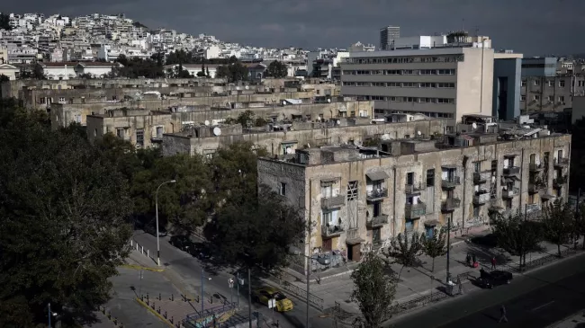 D’Athènes à Bruxelles, les habitants des « prosfygika » clament leur colère.