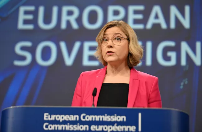Malgré les sanctions internationales et la fermeture du détroit d’Ormuz, les armateurs grecs profitent de la hausse des prix et continuent de refuser tout encadrement supplémentaire de leurs activités