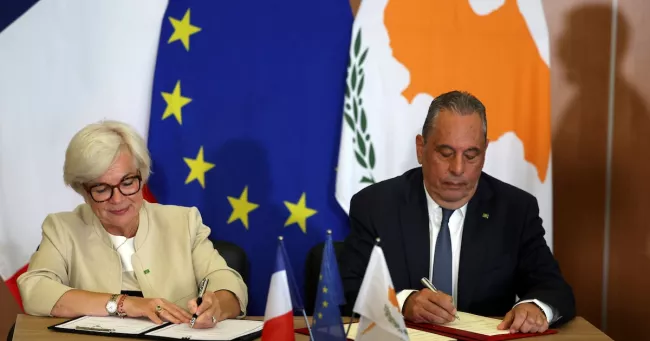 Les ministres ont signé mardi cet accord qui devrait permettre une coordination et un déploiement plus rapide des deux armées.
