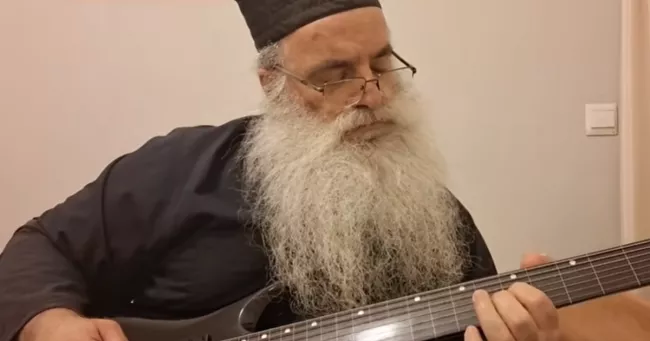 Le prêtre grec Dionysios Tabakis a sorti un premier album, "Paradise Metal", mêlant metal et sonorités byzantines.