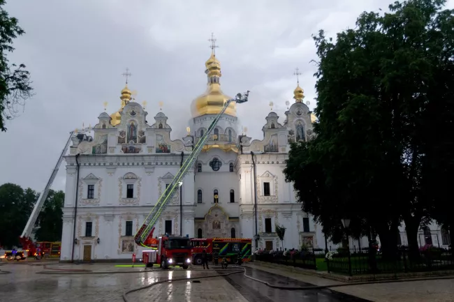 Le célèbre complexe orthodoxe de la Laure des grottes de Kiev, inscrit au patrimoine mondial de l'Unesco, a été touché par des frappes russes ce lundi.  -  Ukrinform/SIPA