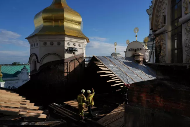 Frappes russes sur la cathédrale de la Dormition : « L’un des cœurs historiques de la religion orthodoxe a été atteint ».