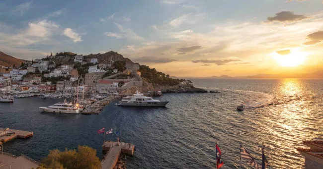 Vue panoramique sur le port d'Hydra Stuart Black/robertharding/ANDBZ/ABACAPRESS.COM
