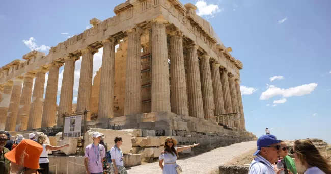 Des touristes devant le Parthénon, à Athènes, en Grèce, le 20 juin 2026.
