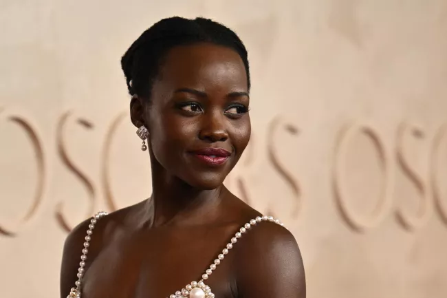 L’actrice Lupita Nyong’o lors de la 97ᵉ cérémonie des Oscars à Hollywood (Californie), le 2 mars 2025. ANGELA WEISS/AFP 