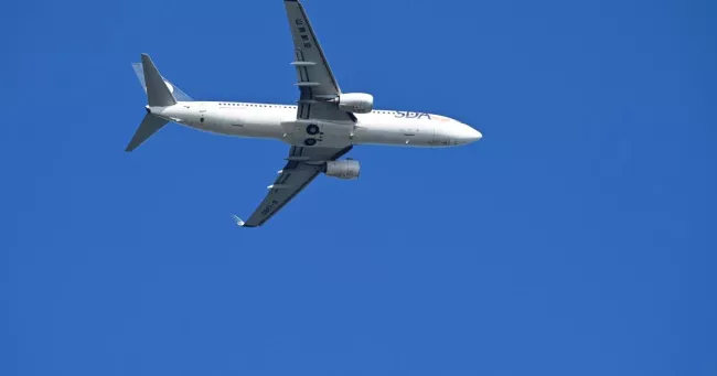 Un Boeing 737-800 du type de celui dont le hublot s'est brisé, aspirant partiellement un passager serbe sur un vol Ryanair reliant Thessalonique à la ville bavaroise de Memmingen, le vendredi 10 juillet (image d'illustration).