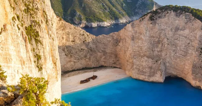 La célèbre épave se dégrade à grande vitesse : en Grèce, la baie du Naufrage va être agrandie pour refouler les vagues.