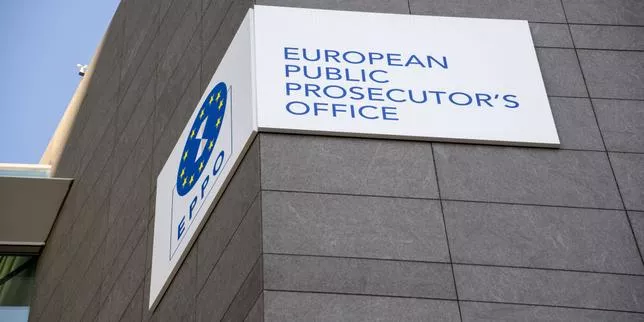 En mai 2025, le parquet européen avait annoncé mener des perquisitions à Athènes et en Crète dans le cadre d’une enquête sur « un système de fraude organisée » aux fonds de la politique agricole commune revêtant un caractère « systématique » entre 2019 et 2024.