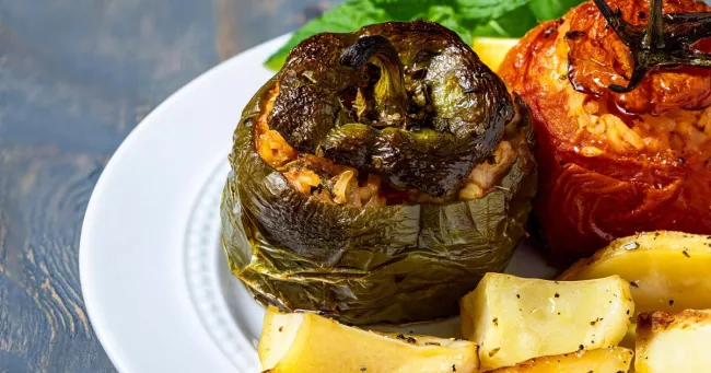 Si la manière de cuisiner les gemistas varie d'une famille à l'autre, la base est toujours la même : des légumes d'été farcis, que ce soit avec du riz parfumé d'herbes fraîches, d'oignon, avec de la chair de légumes, ou avec de la viande.