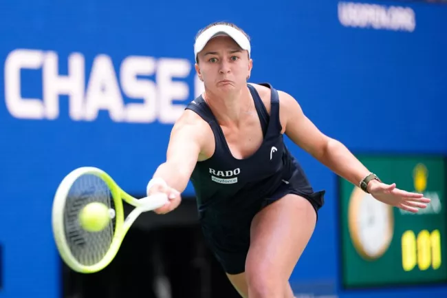 Pour le retour d'un tournoi WTA en Grèce, Barbora Krejcikova domine Maria Sakkari et remporte l'Open d'Athènes.