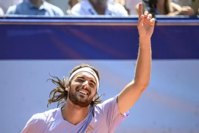 La joie de Stefanos Tsitsipas après la balle de match à Gstaad dimanche. (F. Coffrini/AFP)