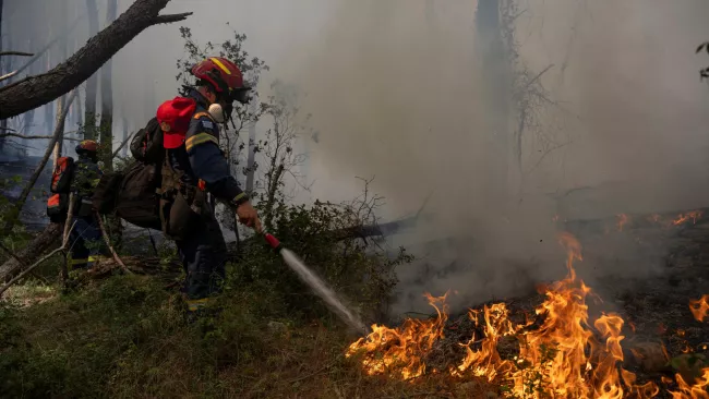 Un feu menace une station balnéaire prisée en Grèce.