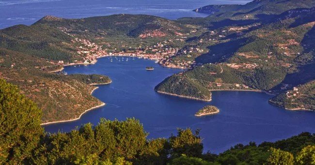 Le port de Vathy, capitale moderne de l'île d'Ithaque. Olimpio Fantuz/SIME/Onlyfranc