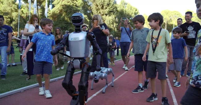 Minas Liarokapis, qui développe une nouvelle génération de robots autonomes, a lancé les Olympiades des humanoïdes, à Olympie, sur la terre de naissance des Jeux Olympiques. Société Acumio