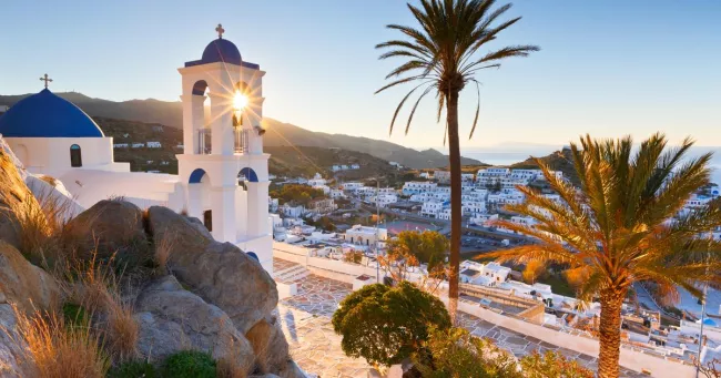 Chora située en retrait, n'est pas n'est pas la ville principale de Ios, contrairement aux autres îles des Cyclades. milangonda - stock.adobe.com
