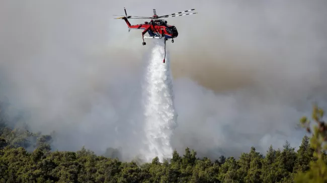 Incendie en Grèce : deux hélicoptères se percutent alors qu’ils étaient en pleine intervention.