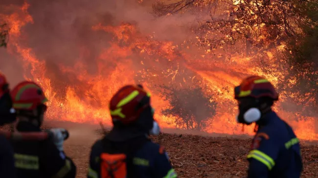 Les impressionnantes images de l’incendie qui ravage la Grèce (photos).