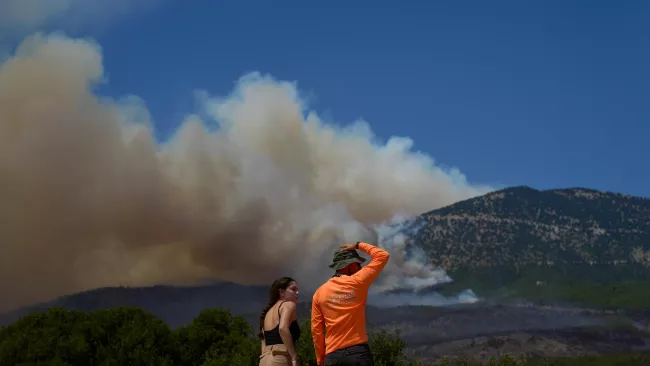 Sur l’île grecque de Paros détruite à 10%, un feu attisé par le surtourisme et des services publics défaillants.