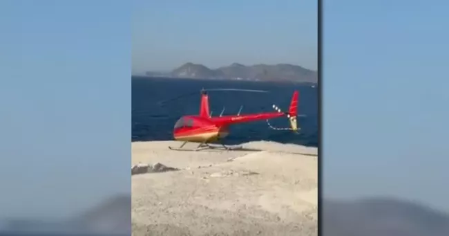 Un hélicoptère de tourisme posé sur les célèbres rochers de Sarakiniko, sur l'île de Milos, dans une vidéo diffusée par les médias grecs.
