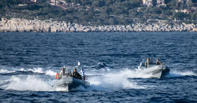 Une patrouille de routine de la marine grecque près de l'île de Kastellorizo, en décembre 2022. Le 15 août 2026, la Turquie a délimité des aires marines protégées, ce qui pourrait avoir un impact direct sur l'accès à l'île.