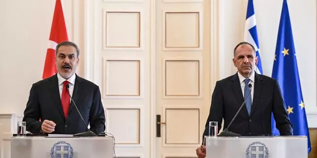 Le ministre grec des affaires étrangères, Giorgos Gerapetritis (à droite), et son homologue turc, Hakan Fidan, à Athènes, le 8 novembre 2024.