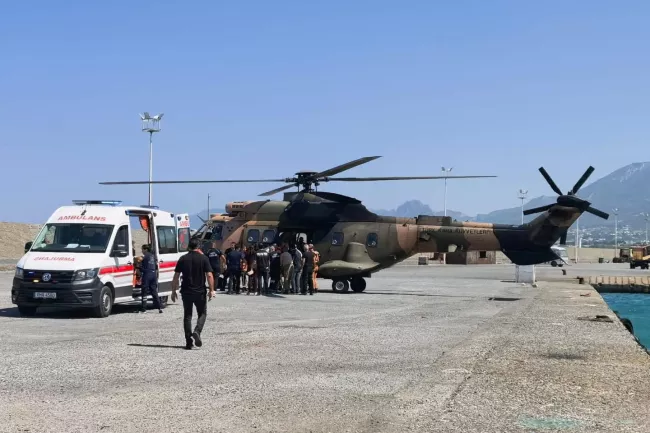 Un hélicoptère ramène à terre des survivants secourus en mer, après le chavirage de leur embarcation au large de Kyrinia, dans le nord de Chypre, le 30 août 2026.