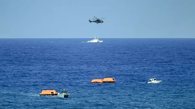 Un bateau de croisière coule au large de Chypre du Nord, faisant 7 morts et 23 disparus.