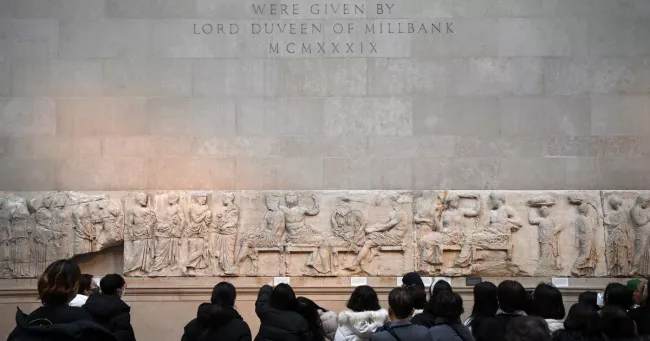 Des visiteurs admirent les marbres du Parthénon au British Museum de Londres, le 9 janvier 2023. DANIEL LEAL / AFP