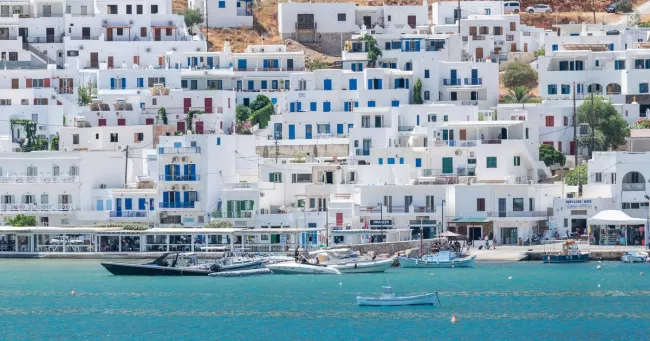 Une vue de Kamares, principal port de l'île de Sifnos en Grèce, le 27 juillet 2026.